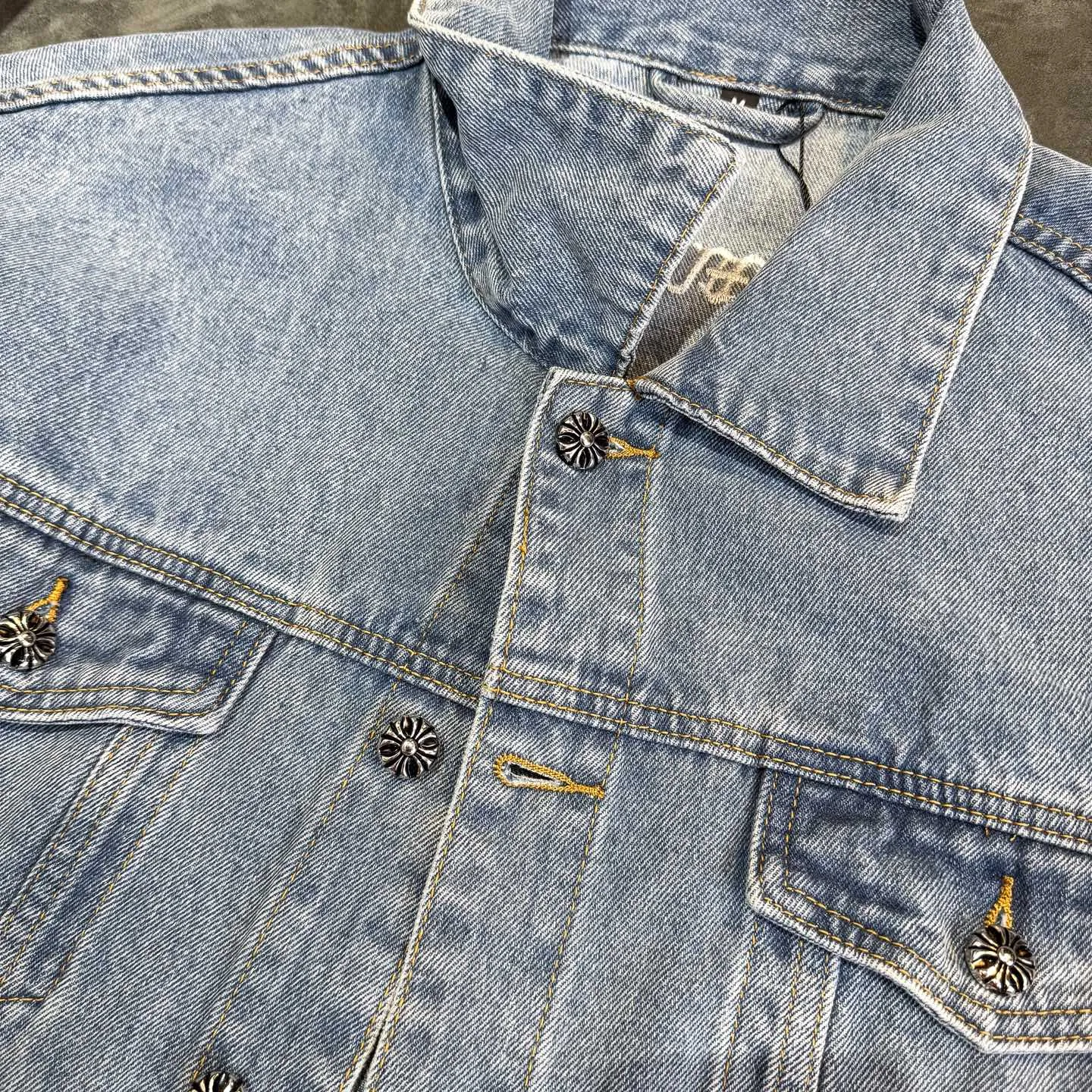 P270 Chrome/Hearts Chrome/Hearts Sanskrit embroidered cross-paved leather denim jacket. The whole piece of clothing is really heavy-duty. It is made of denim denim imported from Japan. It is washed after the finished product. The loss rate is very high. The overall distressed craftsmanship has a stylish upper body. The classic Sanskrit embroidery design on the back. The Behringer embroidery machine is precise and three-dimensional because of the old craftsmanship. From the hardware to the three labels, all molds are re-opened and made to order. 100% restored craftsmanship. Including the silver thread anti-counterfeiting, all are redone this year. All cross leathers are laser aligned. The leather difference is definitely not the same as the super fiber leather on the market. It uses this year’s new sheep leather. The finished embroidery guarantees the overall quality❗️ Color: light blue Size: S M L XL